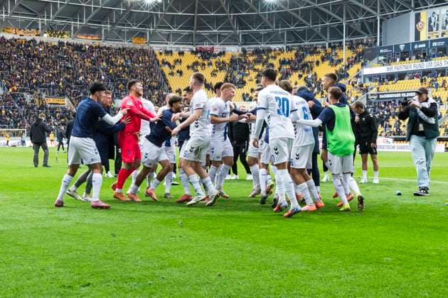 25 10 2025, xomx, Soccer 2 Bundesliga, Dynamo Dresden SC Paderborn 07 v l The game is over The guests win in Saxony with 2 1 and celebrate the away victory with the traveling fans DFL DFB REGULATIONS PROHIBIT ANY USE OF PHOTOGRAPHS as IMAGE SEQUENCES and or QUASI VIDEO Dresden