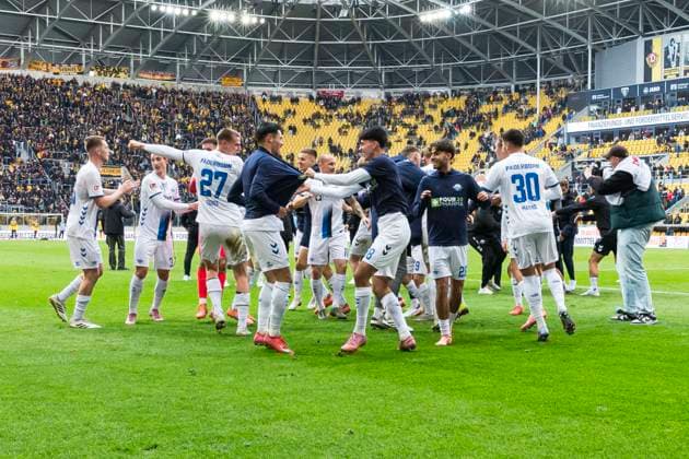25 10 2025, xomx, Soccer 2 Bundesliga, Dynamo Dresden SC Paderborn 07 v l The game is over The guests win in Saxony with 2 1 and celebrate the away victory with the traveling fans DFL DFB REGULATIONS PROHIBIT ANY USE OF PHOTOGRAPHS as IMAGE SEQUENCES and or QUASI VIDEO Dresden