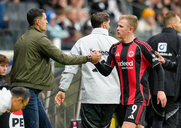 Dino Toppmoeller Eintracht Frankfurt, Head coach welcomes Jonathan Burkardt Eintracht Frankfurt, 9 on his substitution in the second half Burkardt scored both goals for Eintracht Frankfurt GER, Eintracht Frankfurt vs FC St Pauli, Football, 1 Bundesliga, Matchday 8, Season 2025 2026, 25 10 2025 DFL REGULATIONS PROHIBIT ANY USE OF PHOTOGRAPHS AS IMAGE SEQUENCES AND OR QUASI VIDEO GER, Eintracht Frankfurt vs FC St Pauli, Football, 1 Bundesliga, Matchday 8, Season 2025 2026, 25 10 2025 Frankfurt Copyright: xEibner-Pressefoto ScottxColemanx EP_SCN