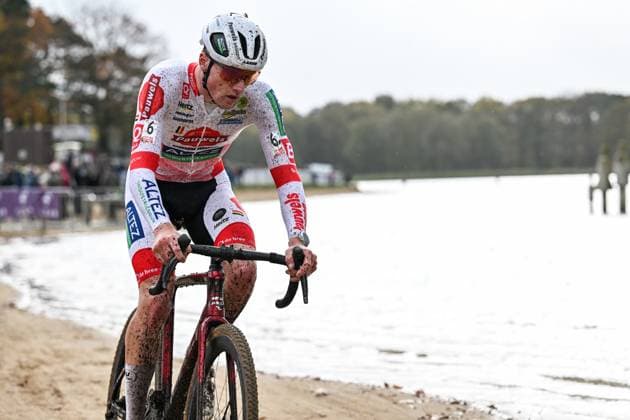 Belgian Yordi Corsus pictured in action during the elite men s race of the Exact Cross, stage 3 (out of 7) in the Exact Cross cyclocross competition, in Heerde, on Saturday 25 October 2025. DAVIDxPINTENS  x137917254x