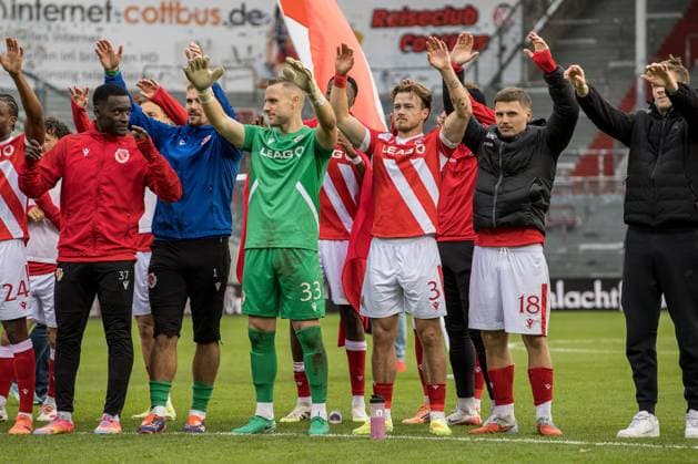 Cottbus, Germany 25 October 2025 3 Liga 2025 2026 FC Energie Cottbus vs TSV Havelse In the picture the team of Energie Cottbus celebrates the victory DFB regulations prohibit any use of photographs as image sequences and or quasi video LEAG Energie Stadion Brandenburg Copyright: xFotostandx xWeilandx