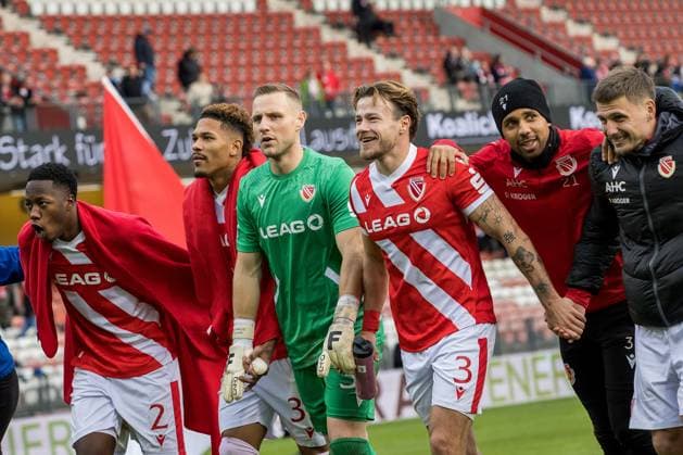 Cottbus, Germany 25 October 2025 3 Liga 2025 2026 FC Energie Cottbus vs TSV Havelse In the picture the team of Energie Cottbus celebrates the victory DFB regulations prohibit any use of photographs as image sequences and or quasi video LEAG Energie Stadion Brandenburg Copyright: xFotostandx xWeilandx