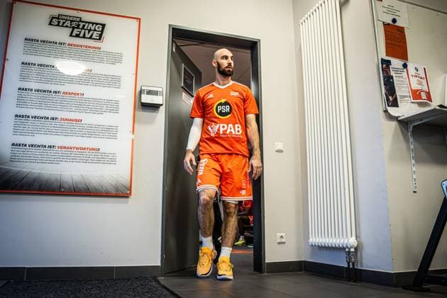 1 Basketball Bundesliga, easyCredit BBL, Season 2025 2026, Men, Main round, Matchday 5, 25 10 2025, RASTA Vechta Telekom Baskets Bonn Tommy Kuhse 12 RASTA Vechta before the game Vechta RASTA Dome Lower Saxony Germany