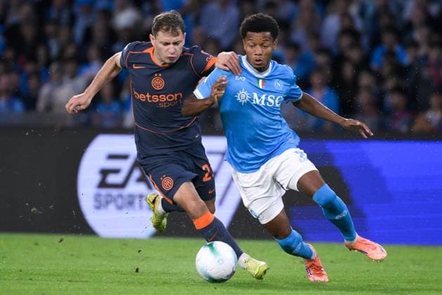 Nicolo Barella of FC Internazionale and David Neres of SSC Napoli during the Serie A 2025 2026 football match between SSC Napoli and FC Internazionale at Diego Armando Maradona stadium in Naples (Italy), October 25, 2025. andreaxstaccioli