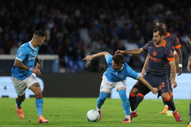 Napoli™s Billy Gilmour, Inter Milan s Henrikh Mkhitaryan during the Serie A soccer match between Napoli and Inter at the Diego Armando Maradona Stadium in Naples, southern italy - Saturday , October 25 , 2025. - Soccer .  Copyright: xAlessandroxGarofalo LaPressex