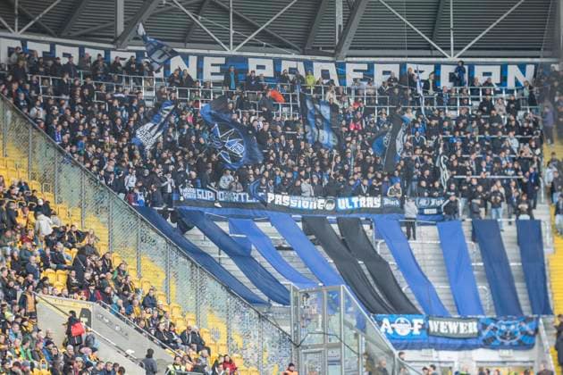 25 10 2025, xomx, Soccer 2 Bundesliga, Dynamo Dresden SC Paderborn 07 v l Fans SC Paderborn with flags and banners in the SGD guest block DFL DFB REGULATIONS PROHIBIT ANY USE OF PHOTOGRAPHS as IMAGE SEQUENCES and or QUASI VIDEO Dresden