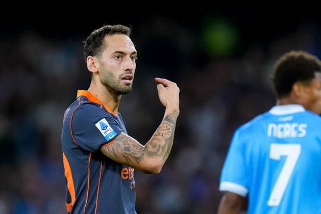 SSC Napoli v FC Internazionale - Serie A Enilive Hakan Calhanoglu of FC Internazionale gestures during the serie Serie A Enilive match between SSC Napoli and FC Internazionale at Stadio Diego Armando Maradona on October 25, 2025 in Naples, Italy Naples Stadio Diego Armando Maradona Naples Italy Copyright: xGiuseppexMaffiax 251025_SerieA_Napoli-Inter_GM_1083