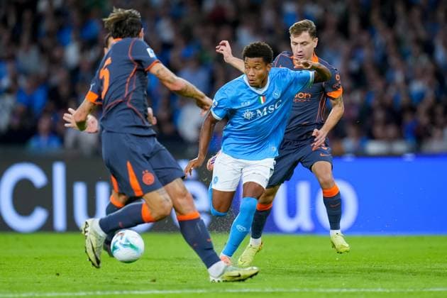 SSC Napoli v FC Internazionale - Serie A Enilive David Neres of SSC Napoli and Nicolo Barella of FC Internazionale compete for the ball during the serie Serie A Enilive match between SSC Napoli and FC Internazionale at Stadio Diego Armando Maradona on October 25, 2025 in Naples, Italy Naples Stadio Diego Armando Maradona Naples Italy Copyright: xGiuseppexMaffiax 251025_SerieA_Napoli-Inter_GM_1311