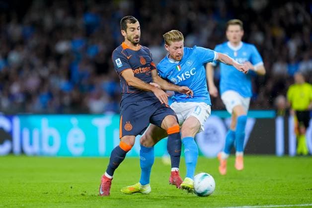 SSC Napoli v FC Internazionale - Serie A Enilive Kevin De Bruyne of SSC Napoli and Henrikh Mkhitaryan of FC Internazionale compete for the ball during the serie Serie A Enilive match between SSC Napoli and FC Internazionale at Stadio Diego Armando Maradona on October 25, 2025 in Naples, Italy Naples Stadio Diego Armando Maradona Naples Italy Copyright: xGiuseppexMaffiax 251025_SerieA_Napoli-Inter_GM_1319