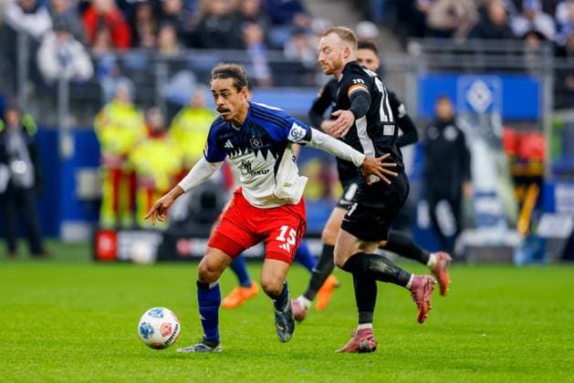 Hamburg, 25 October 2025 Football, 1 Bundesliga 2025 26, Hamburger SV VfL Wolfsburg Yussuf Poulsen Hamburger SV, 15 , Maximilian Arnold VfL Wolfsburg, 27 DFL REGULATIONS PROHIBIT ANY USE OF PHOTOGRAPHS AS IMAGE SEQUENCES AND OR QUASI VIDEO