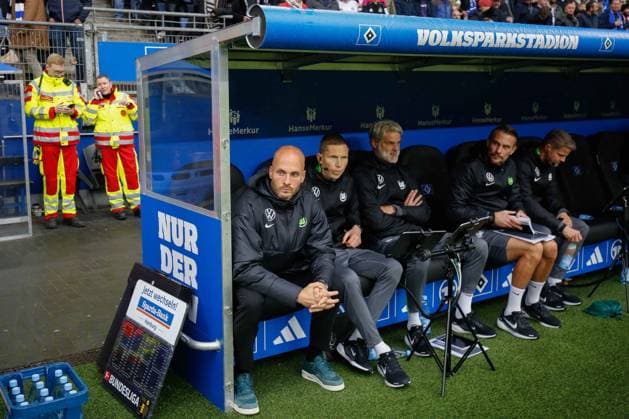 Paul Simonis Coach Wolfsburg on the bench Germany , Hamburg , Volksparkstadion , Football , 1 Bundesliga , Hamburger SV VFL Wolfsburg