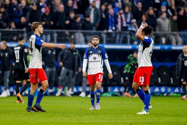 Hamburg, 25 October 2025 Football, 1 Bundesliga 2025 26, Hamburger SV VfL Wolfsburg Luka Vuskovic Hamburger SV, 44 , Immanuel Pherai Hamburger SV, 10 , Guilherme Ramos Hamburger SV, 13 DFL REGULATIONS PROHIBIT ANY USE OF PHOTOGRAPHS AS IMAGE SEQUENCES AND OR QUASI VIDEO