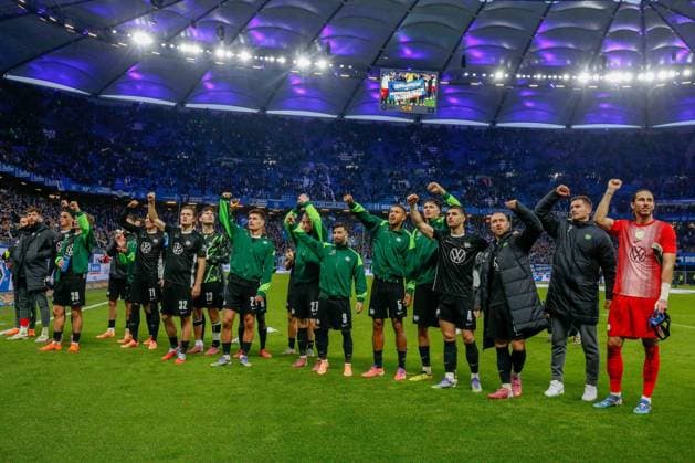 Final cheer of the Wolfsburg team in front of the fan block Germany , Hamburg , Volksparkstadion , Football , 1 Bundesliga , Hamburger SV VFL Wolfsburg