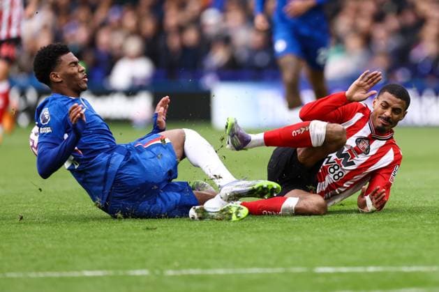 Chelsea gegen Sunderland 25. Oktober 2025, London Premier League Fußball Chelsea gegen Sunderland Josh Acheampong von Chelsea und Wilson Isidor von Sunderland rutschen ineinander Foto Jacques Feeney Offside London UK  Copyright: xJacquesxFeeneyx xOffsidexOffside