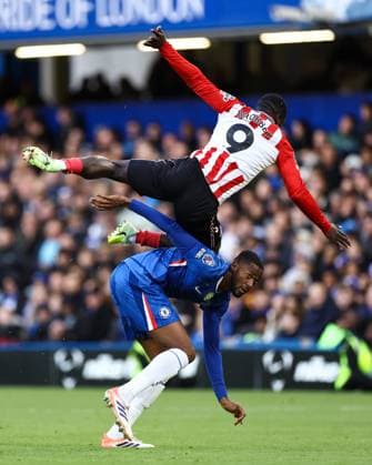 Chelsea gegen Sunderland 25. Oktober 2025, London Premier League Fußball Chelsea gegen Sunderland Brian Brobbey von Sunderland landet auf Trevoh Chalobah von Chelsea Foto Jacques Feeney Abseits London UK  Copyright: xJacquesxFeeneyx xOffsidexOffside