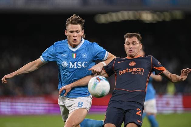 Dc Napoli 25 10 2025 - campionato di calcio serie A Napoli-Inter foto Domenico Cippitelli Image nella foto: Scott McTominay-NicoloÕ Barella 