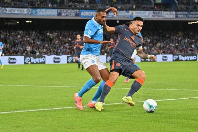 Foto IPP Felice De Martino Napoli 25 10 2025 Calcio Campionato di Serie A 2025 2026 Napoli-Inter nella foto un contrasto tra Juan Jesus e Lautaro Martinez Italy Photo Press World Copyright italy ITALY  Copyright: xR4924_italyphotopressx