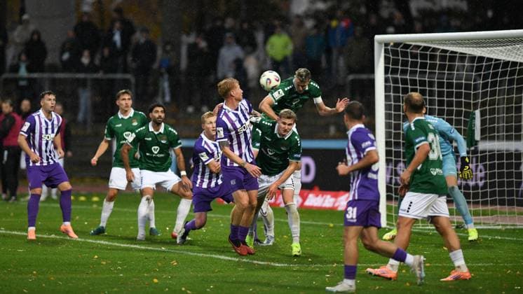 -1. FC 1905 Schweinfurt vs. VFL Osnabrück, Sachs-Stadion Football, 3. Liga -1. FC 1905 Schweinfurt vs. VFL Osnabrück 25 Oct 2025 Sachs-Stadion , Schweinfurt, Germany Image: Thomas Meißner (Schweinfurt) jumps over a teammate to head the crossed ball away from the goal. DFL REGULATIONS PROHIBIT ANY USE OF PHOTOGRAPHS AS IMAGE SEQUENCES AND OR QUASI-VIDEO Schweinfurt Sachs-Stadion Bayern Germany Copyright: xPresseFotoxEvansx