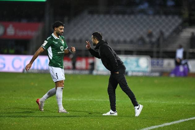-1. FC 1905 Schweinfurt vs. VFL Osnabrück, Sachs-Stadion Football, 3. Liga -1. FC 1905 Schweinfurt vs. VFL Osnabrück 25 Oct 2025 Sachs-Stadion , Schweinfurt, Germany Image: Ekin Celebi (Schweinfurt) Talking with Trainer Victor Kleinheinz (Schweinfurt) during a break in play. DFL REGULATIONS PROHIBIT ANY USE OF PHOTOGRAPHS AS IMAGE SEQUENCES AND OR QUASI-VIDEO Schweinfurt Sachs-Stadion Bayern Germany Copyright: xPresseFotoxEvansx