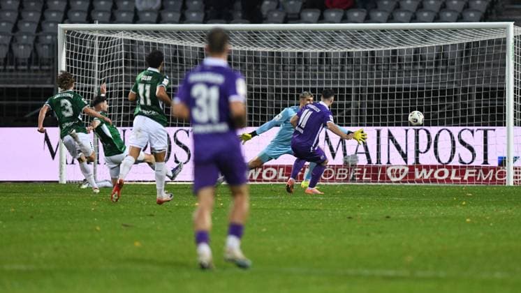 -1. FC 1905 Schweinfurt vs. VFL Osnabrück, Sachs-Stadion Football, 3. Liga -1. FC 1905 Schweinfurt vs. VFL Osnabrück 25 Oct 2025 Sachs-Stadion , Schweinfurt, Germany Image: GK Maximilian Weisbäcker (Schweinfurt) unable to block the 1-on-1 shot on goal from Robin Meißner (VFL) to the 0:2. DFL REGULATIONS PROHIBIT ANY USE OF PHOTOGRAPHS AS IMAGE SEQUENCES AND OR QUASI-VIDEO Schweinfurt Sachs-Stadion Bayern Germany Copyright: xPresseFotoxEvansx