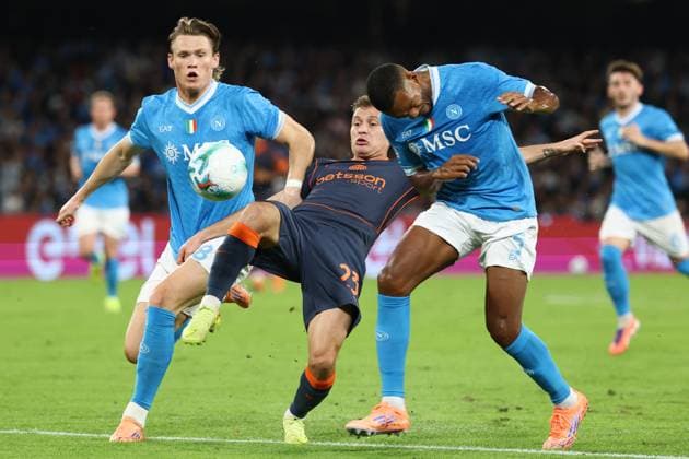 Scott McTominay of SSC Napoli and Nicolo Barella of FC Internazionale, Juan Jesus, compete for the ball during the Serie A 2025 2026 football match between SSC Napoli and FC Internazionale at Diego Armando Maradona stadium in Naples (Italy), October 25th, 2025. CesarexPurini