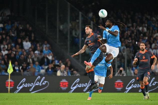 Foto IPP Felice De Martino Napoli 25 10 2025 Calcio Campionato di Serie A 2025 2026 Napoli-Inter nella foto un contrasto tra Hakan Calhanoglu e Andre Frank Zambo Anguissa Italy Photo Press World Copyright italy ITALY  Copyright: xR4924_italyphotopressx