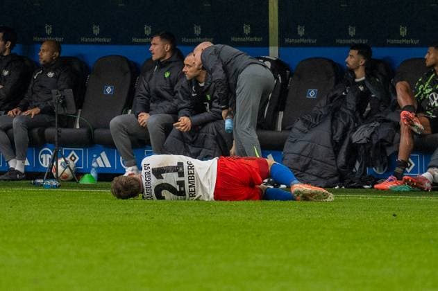 Germany, Soccer, 1 Bundesliga, Matchday 8 2025 2026, HSV VfL Wolfsburg on 25 10 in Hamburg Volksparkstadion Nicolai Remberg Hamburger SV 21 is fouled directly in front of the Wolves bench Copyright: xSvenxHeidmannx