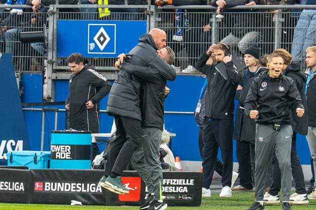 Germany, Football, 1 Bundesliga, Matchday 8 2025 2026, HSV VfL Wolfsburg on 25 10 in Hamburg Volksparkstadion Final whistle Relief among Paul Simonis coach VfL Wolfsburg and the Wolfsburgers with Sebastian Schindzielorz Copyright: xSvenxHeidmannx