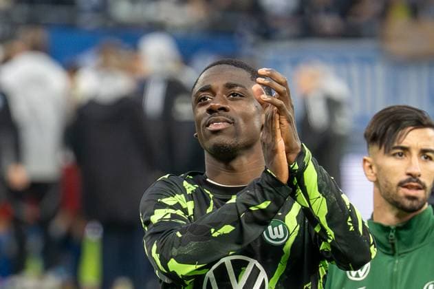 Germany, Soccer, 1 Bundesliga, Matchday 8 2025 2026, HSV VfL Wolfsburg on 25 10 in Hamburg Volksparkstadion The VfL Wolfsburg players thank their supporters after the final whistle Sael Kumbedi VfL Wolfsburg 26 Copyright: xSvenxHeidmannx
