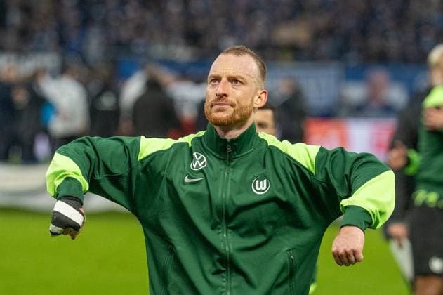 Germany, Soccer, 1 Bundesliga, Matchday 8 2025 2026, HSV VfL Wolfsburg on 25 10 in Hamburg Volksparkstadion The VfL Wolfsburg players thank their supporters after the final whistle Maximilian Arnold VfL Wolfsburg 27 Copyright: xSvenxHeidmannx
