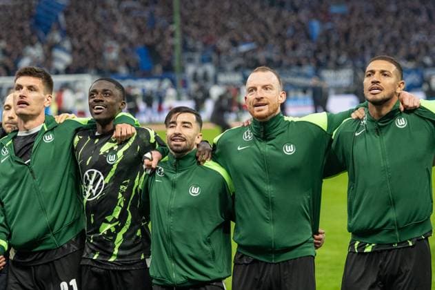 Germany, Soccer, 1 Bundesliga, Matchday 8 2025 2026, HSV VfL Wolfsburg on 25 10 in Hamburg Volksparkstadion The VfL Wolfsburg players thank their supporters Maximilian Arnold VfL Wolfsburg 27 Sael Kumbedi VfL Wolfsburg 26 Joakim Maehle VfL Wolfsburg 21 Vinicius Souza VfL Wolfsburg 5 Mohammed Amoura VfL Wolfsburg 9 Copyright: xSvenxHeidmannx