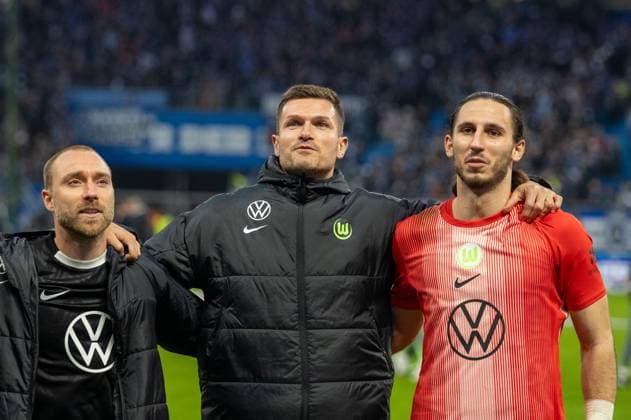 Germany, Soccer, 1 Bundesliga, Matchday 8 2025 2026, HSV VfL Wolfsburg on 25 10 in Hamburg Volksparkstadion The VfL Wolfsburg players thank their supporters after the final whistle Kamil Grabara VfL Wolfsburg 1 Christian Eriksen VfL Wolfsburg 24 Copyright: xSvenxHeidmannx