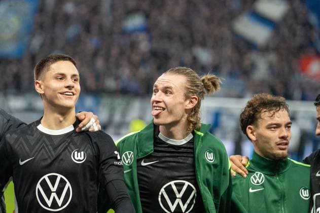 Germany, Soccer, 1 Bundesliga, Matchday 8 2025 2026, HSV VfL Wolfsburg on 25 10 in Hamburg Volksparkstadion The VfL Wolfsburg players thank their supporters after the final whistle Bence Dardai VfL Wolfsburg 8 Aaron Zehnter VfL Wolfsburg 25 Patrick Wimmer VfL Wolfsburg 39 Copyright: xSvenxHeidmannx
