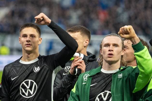 Germany, Soccer, 1 Bundesliga, Matchday 8 2025 2026, HSV VfL Wolfsburg on 25 10 in Hamburg Volksparkstadion The VfL Wolfsburg players thank their supporters after the final whistle Patrick Wimmer VfL Wolfsburg 39 Bence Dardai VfL Wolfsburg 8 Copyright: xSvenxHeidmannx