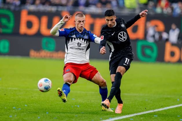 Hamburg, October 25, 2025 Football, 1 Bundesliga 2025 26, Hamburger SV VfL Wolfsburg Miro Muheim Hamburger SV, 28 , Adam Daghim VfL Wolfsburg, 11 DFL REGULATIONS PROHIBIT ANY USE OF PHOTOGRAPHS AS IMAGE SEQUENCES AND OR QUASI VIDEO