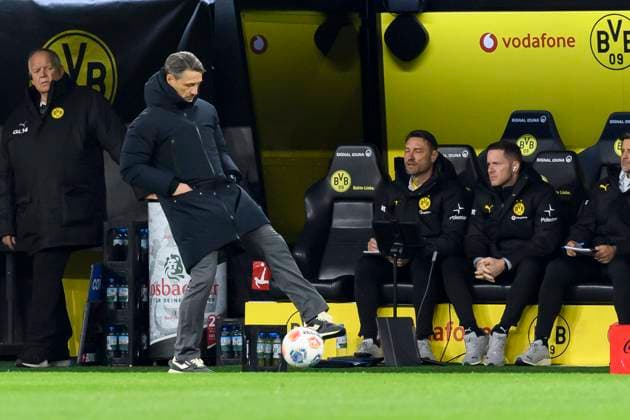 Trainer Niko Kovac (Borussia Dortmund) schaut waehrend des spiels der Bundesliga zwischen Borussia Dortmund und 1. FC Köln, Signal Iduna Park am 25. October 2025 in Dortmund, Deutschland. (Foto von Max Maiwald DeFodi Images) +++ Trainer Niko Kovac (Borussia Dortmund) looks on during the Bundesliga match between Borussia Dortmund and 1. FC Köln at Signal Iduna Park on October 25, 2025 in Dortmund, Germany. (Photo by Max Maiwald DeFodi Images) DFL regulations prohibit any use of photographs as image sequences and or quasi-video. (Photo by Max Maiwald DeFodi Images) Trainer Niko Kovac Borussia Dortmund looks on during the Bundesliga match between Borussia Dortmund and 1 FC Köln, Signal Iduna Park on October 25, 2025 in Dortmund, Germany Photo by Max Maiwald DeFodi Images Trainer Niko Kovac Borussia Dortmund looks on during the Bundesliga match between Borussia Dortmund and 1 FC Köln at Signal Iduna Park on October 25, 2025 in Dortmund, Germany Photo by Max Maiwald DeFodi Images DFL regulations prohibit any use of photographs as image sequences and or quasi video Photo by Max Maiwald DeFodi Images