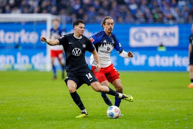 Hamburg, October 25, 2025 Soccer, 1 Bundesliga 2025 26, Hamburger SV VfL Wolfsburg Jenson Seelt VfL Wolfsburg, 14 , Yussuf Poulsen Hamburger SV, 15 DFL REGULATIONS PROHIBIT ANY USE OF PHOTOGRAPHS AS IMAGE SEQUENCES AND OR QUASI VIDEO