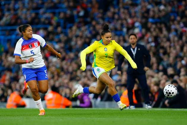 England v Brazil, Manchester, UK - 25 October 2025 Dudinha of Brazil feels pressure from Jess Carter of England during the Women™s International Friendly, Länderspiel, Nationalmannschaft match between England and Brazil at The Etihad Stadium on 25 October 2025 in Manchester, England (Photo by Steve Taylor PPAUK) Manchester The Etihad Stadium Greater Manchester England Copyright: xStevexTaylor PPAUKx PPA-225701
