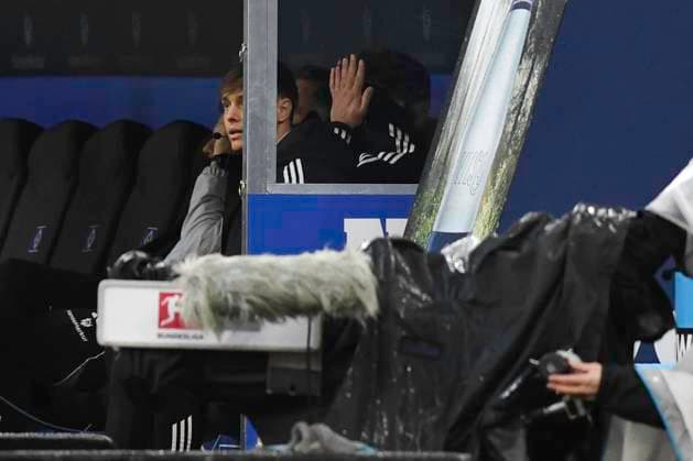 GER 1 FBL,, Hamburger SV vs VfL Wolfsburg 25 10 2025, Volksparkstadion, Hamburg, GER 1 FBL, Hamburger SV vs VfL Wolfsburg in picture Coach Merlin Polzin Hamburg gets upset and sits disappointed on the bench nordphotoxGmbH xWitke nph00002