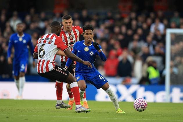 Chelsea v Sunderland Premier League 25 10 2025. Chelsea Forward EstÃªvao (41) Under Pressure from Sunderland Defender Lutsharel Geertruida (6) during the Premier League match between Chelsea and Sunderland at Stamford Bridge, London, England on 25 October 2025. London Stamford Bridge Greater London England Editorial use only DataCo restrictions apply See www.football-dataco.com , Copyright: xChrisxFoxwellx PSI-23106-0071