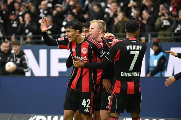 25 10 2025 xhpx Frankfurt am Main, Deutsche Bank Park Bundesliga Season 2025 2026 Eintracht Frankfurt FC St Pauli Goal celebration after Jonathan Burkhardts goal 9, Eintracht Frankfurt to 2 0