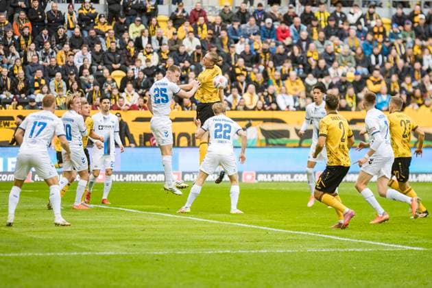 25 10 2025, xomx, Soccer 2 Bundesliga, Dynamo Dresden SC Paderborn 07 v l Tjark Scheller SC Paderborn 07 and Vinko Sapina Dynamo Dresden in a duel on the ball DFL DFB REGULATIONS PROHIBIT ANY USE OF PHOTOGRAPHS as IMAGE SEQUENCES and or QUASI VIDEO Dresden