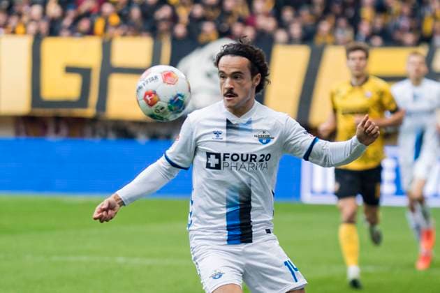 25 10 2025, xomx, Soccer 2 Bundesliga, Dynamo Dresden SC Paderborn 07 v l Mika Baur SC Paderborn 07 am Ball Portrait, Portraet, DFL DFB REGULATIONS PROHIBIT ANY USE OF PHOTOGRAPHS as IMAGE SEQUENCES and or QUASI VIDEO Dresden