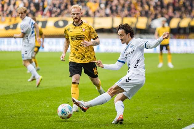 25 10 2025, xomx, Soccer 2 Bundesliga, Dynamo Dresden SC Paderborn 07 v l Nils Fröhling Dynamo Dresden and Mika Baur SC Paderborn 07 in a duel on the ball DFL DFB REGULATIONS PROHIBIT ANY USE OF PHOTOGRAPHS as IMAGE SEQUENCES and or QUASI VIDEO Dresden