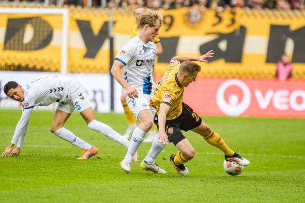25 10 2025, xomx, Soccer 2 Bundesliga, Dynamo Dresden SC Paderborn 07 v l Santiago Castaneda SC Paderborn 07 on the ground, Mattes Hansen SC Paderborn 07 and Niklas Hauptmann Dynamo Dresden in a duel DFL DFB REGULATIONS PROHIBIT ANY USE OF PHOTOGRAPHS as IMAGE SEQUENCES and or QUASI VIDEO Dresden