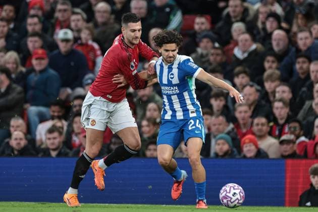 Premier League Manchester United, ManU v Brighton and Hove Albion Ferdi KadÄ±oglu of Brighton & Hove Albion holds off Matthijs de Ligt of Manchester United during the Premier League match Manchester United vs Brighton and Hove Albion at Old Trafford, Manchester, United Kingdom, 25th October 2025 (Photo by Mark Cosgrove News Images) Manchester Old Trafford Greater Manchester United Kingdom Copyright: xMarkxCosgrove NewsxImagesx