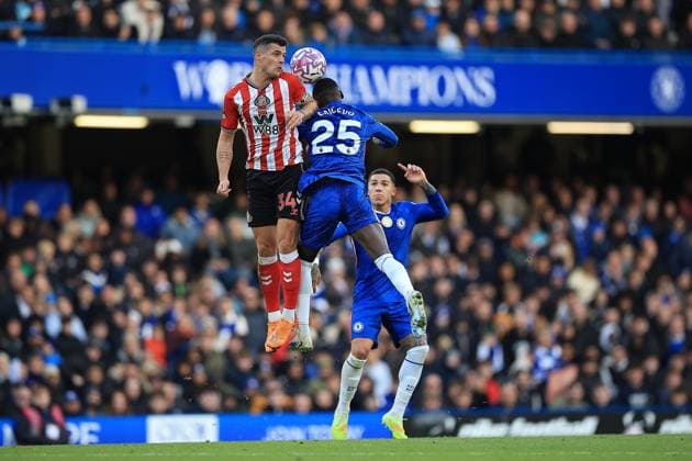 Chelsea v Sunderland Premier League 25 10 2025. Sunderland Midfielder Granit Xhaka (34) jumps for the ball wtih Chelsea Midfielder MoisÃ s Caicedo (25) during the Premier League match between Chelsea and Sunderland at Stamford Bridge, London, England on 25 October 2025. London Stamford Bridge Greater London England Editorial use only DataCo restrictions apply See www.football-dataco.com , Copyright: xChrisxFoxwellx PSI-23106-0098