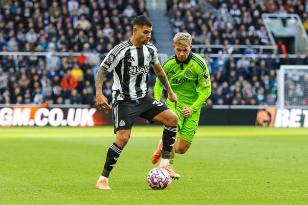 Newcastle United v Fulham, Premier League Bruno Guimaraes Of Newcastle United battles with Emile Smith Rowe Of Fulham during the Newcastle United v Fulham Premier League match at St. James Park, Newcastle Upon Tyne, England on 25 October 2025 Credit: Lee Keuneke Every Second Media Editorial use only. All images are copyright Every Second Media Limited. No images may be reproduced without prior permission. All rights reserved. Premier League and Football League images are subject to licensing agreements with Football DataCo Limited. see https: www.football-dataco.com Copyright: xIMAGO EveryxSecondxMediax ESM-1639-0102 LeexKeunekex xEveryxSecondxMediax