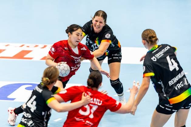 25 10 2025, GER, Handball, Women, Season 2025 2026, Alsco 1 Bl, 6 Matchday, Thueringer HC VfL Oldenburg Paulina Golla VfL Oldenburg Natsuki Aizawa Thueringer HC,23 99947 Bad Langensalza Salza Halle Sporthalle Mehrz Thüringen Germany