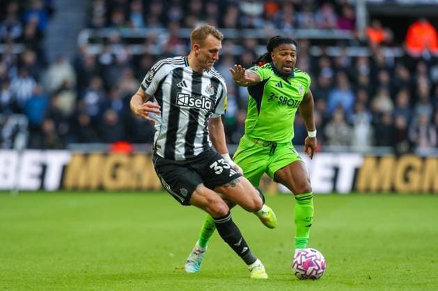 Newcastle United v Fulham, Premier League Dan Burn Of Newcastle United battles with Adama TraorÃ Of Fulham during the Newcastle United v Fulham Premier League match at St. James Park, Newcastle Upon Tyne, England on 25 October 2025 Credit: Lee Keuneke Every Second Media Editorial use only. All images are copyright Every Second Media Limited. No images may be reproduced without prior permission. All rights reserved. Premier League and Football League images are subject to licensing agreements with Football DataCo Limited. see https: www.football-dataco.com Copyright: xIMAGO EveryxSecondxMediax ESM-1639-0107 LeexKeunekex xEveryxSecondxMediax